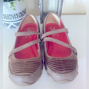 Skechers Size 6.5 relaxed fit memory foam sandals 
SN 48905